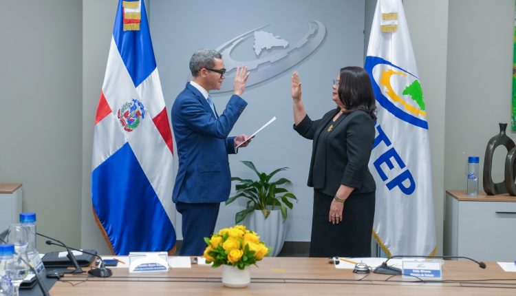 Ministro Eddy Olivares juramenta a la nueva directora general Maira Morla Pineda.