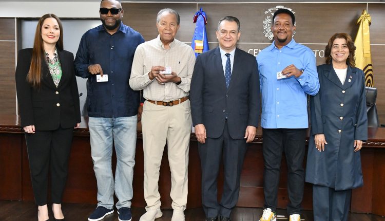 Expeloteros que recibieron el nuevo documento.