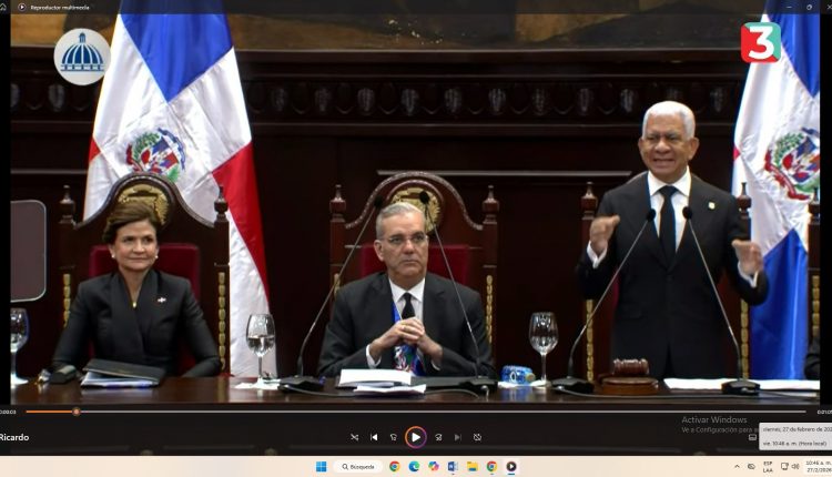 Ricardo de los Santos al pronunciar discurso ante la Asamblea Nacional.