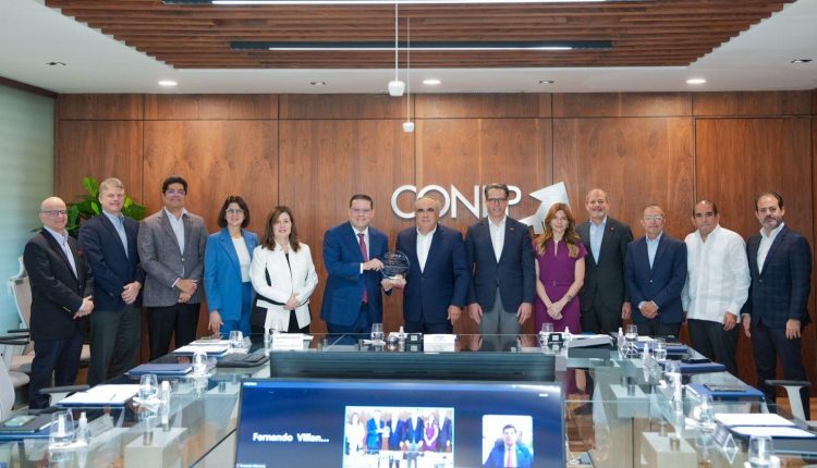 Sanz Lovatón reunido con representantes del Conep.