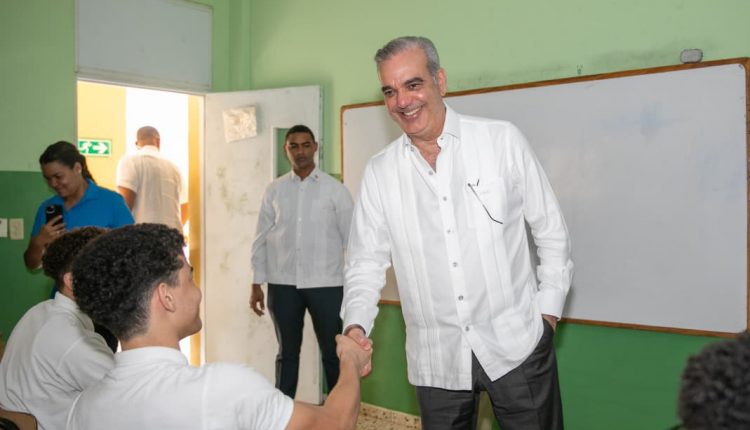 Abinader saluda estudiantes.