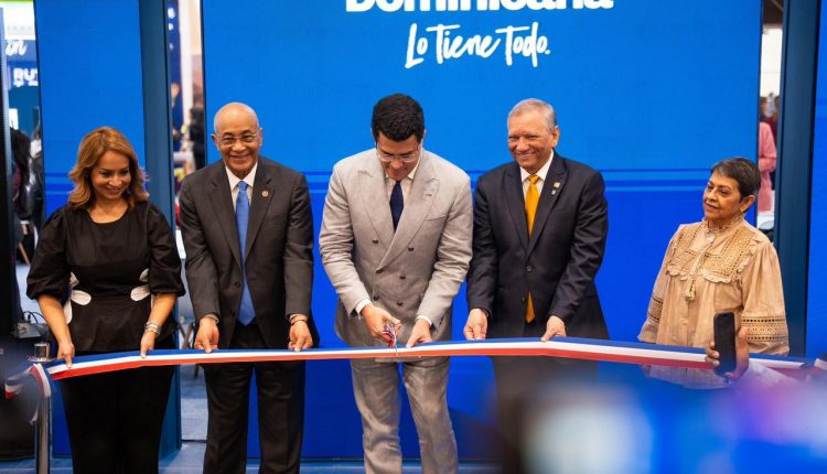 Collado corta cinta para inaugurar stand en Colombia.