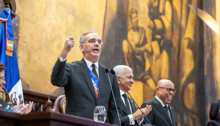 Luis Abinader habla ante la Asamblea Nacional.