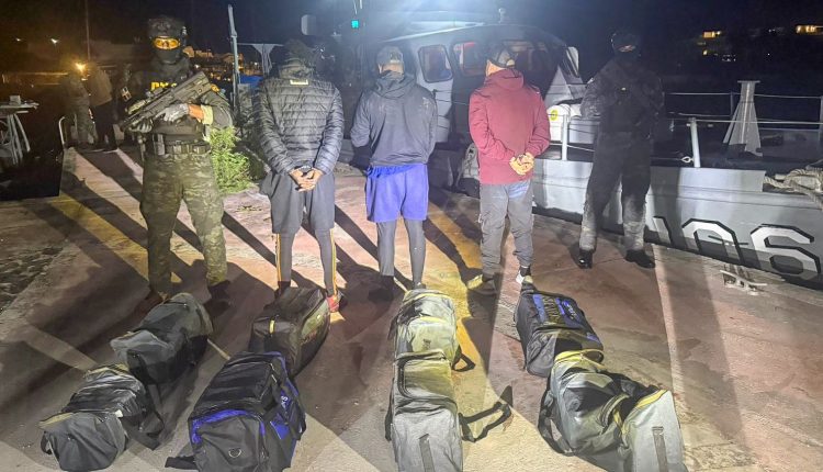 Detenidos durante la incautación de cocaína en La Altagracia.