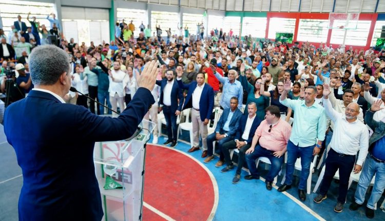 Leonel Fernández toma juramento a exdirigentes del PLD.