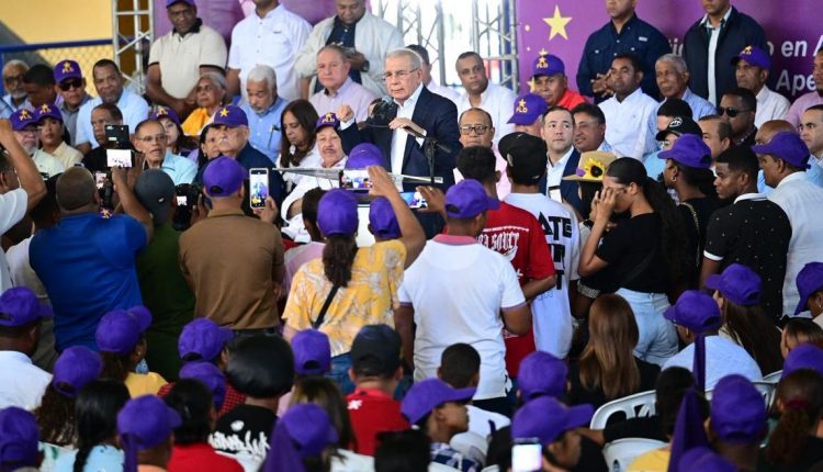 Danilo Medina habla en asamblea del PLD en Barahona.
