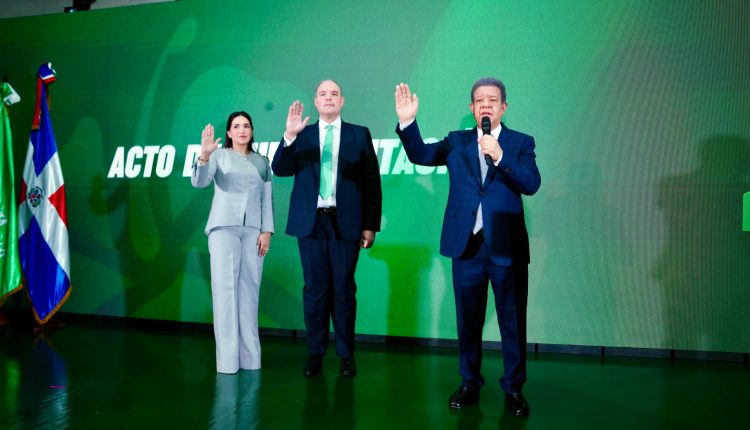 José del Castillo y su esposa al ser juramentados por Leonel Fernández.