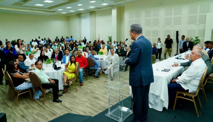 Leonel Fernández habla en encuentro con representantes de cooperativas.