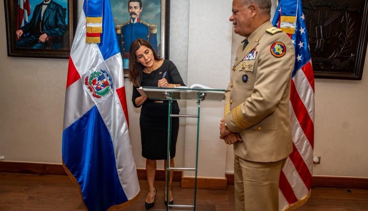 Embajadora de Estados Unidos firma el libro de honor del Ministerio de Defensa.