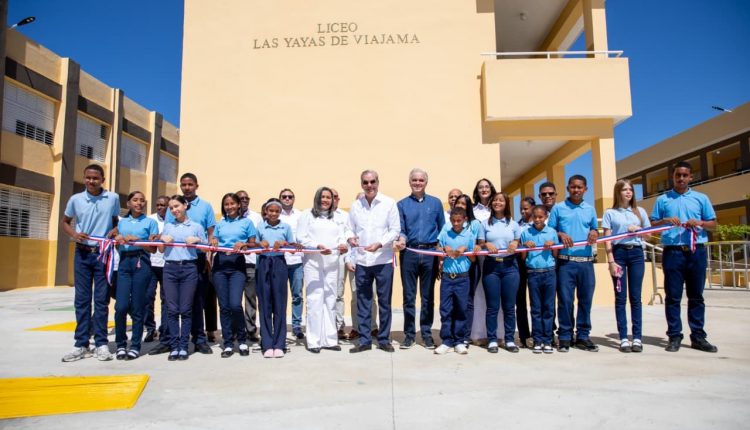 Abinader encabezó apertura de liceo en Azua.