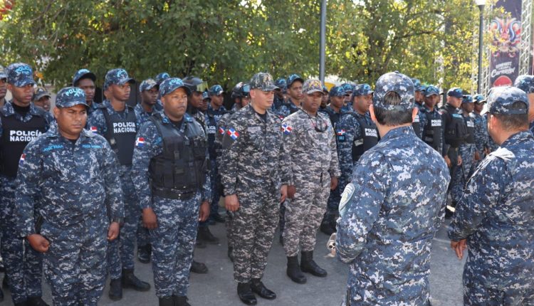 Agentes policiales en carnaval de La Vega.