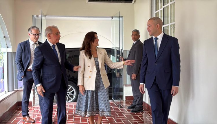 Danilo Medina, embajadora Leah Francis Campos y Ali Nadir.