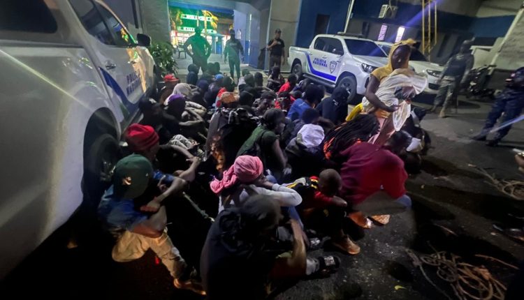 Indocumentados detenidos en Baní.