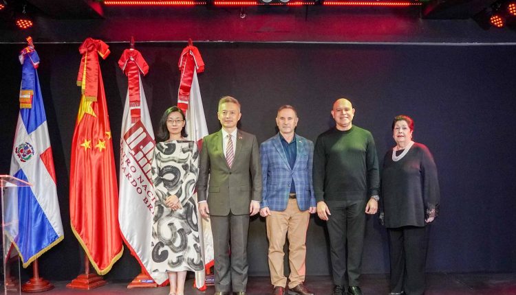 Wang Heming, Embajador Chen Luning, Carlos Veitía, Amaury Sánchez y Jenny Podestá de Vásquez