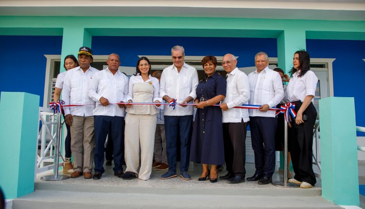 Abinader corta cinta para inaugurar liceo.