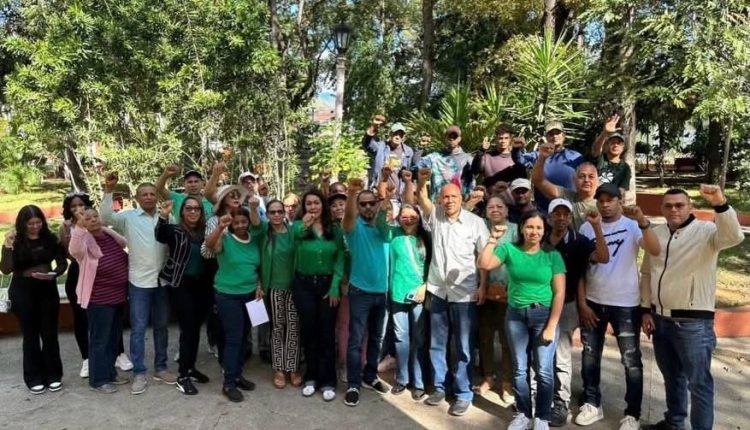 Miembros de Fuerza del Pueblo que participaron en jornada de reorganización.