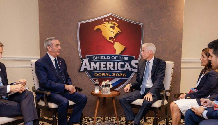 Abinader durante el encuentro con Chris Wright.