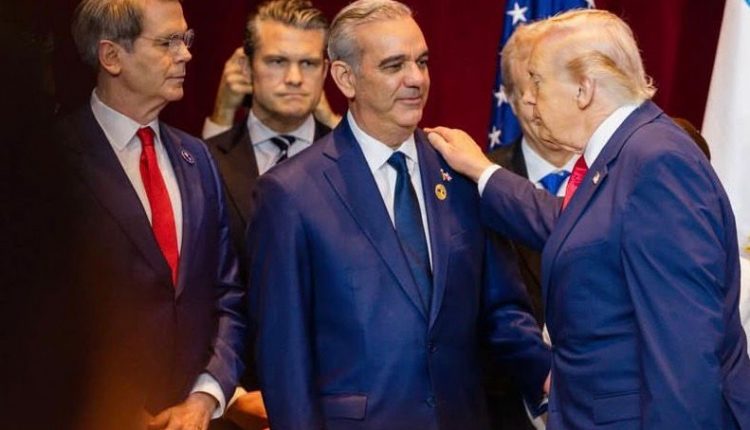 Trump saluda al presidente Luis Abinader.