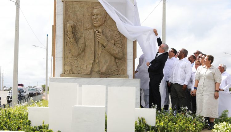 Abinader encabezó actividad en la avenida Ecológica.