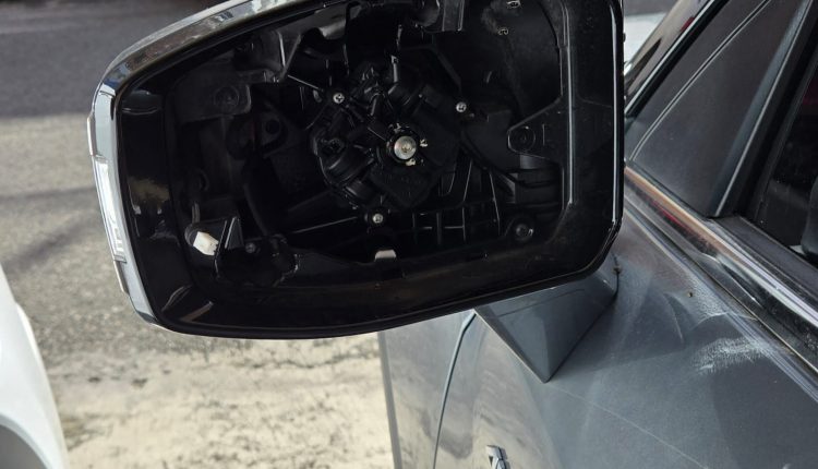 El robo de retrovisores de vehículos es muy frecuente.