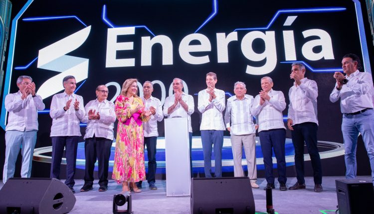 Abinader junto a ejecutivos del proyecto Energía 2000.