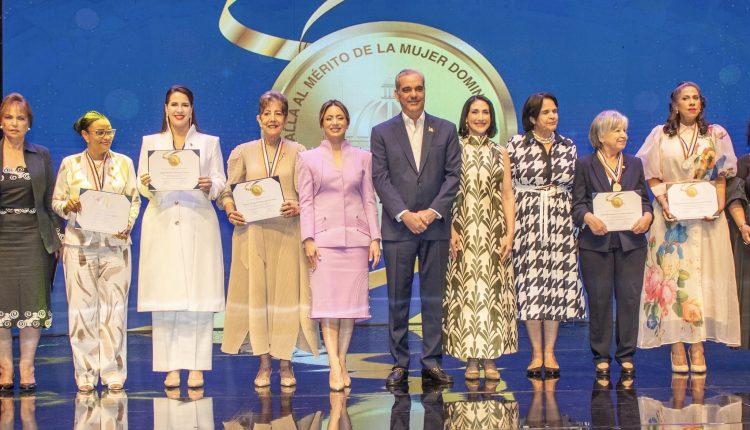Abinader junto a mujeres reconocidas.
