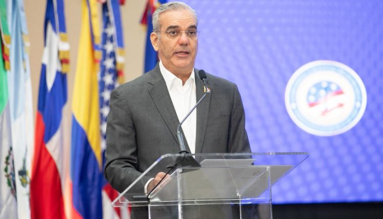 Abinader habla en simposio sobre la tecnificación de la política criminal de la Policía.