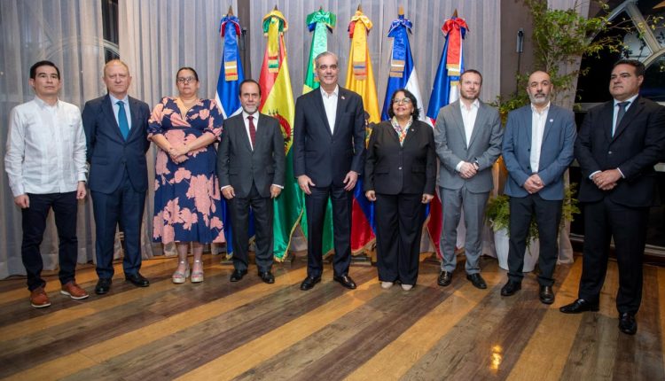 Abinader participa en actividad sobre transparencia.