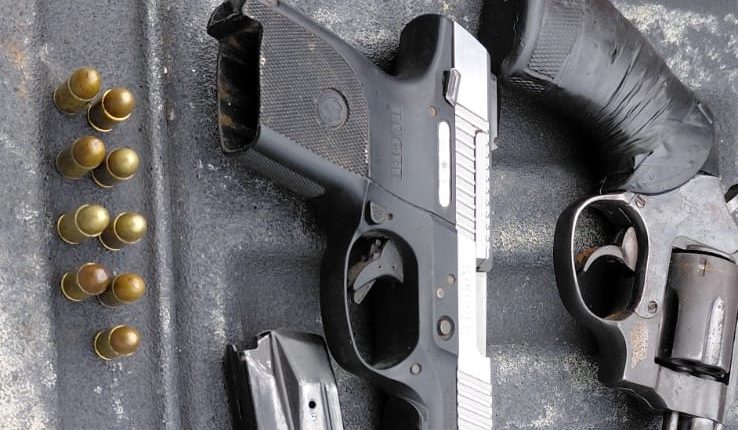 Armas ocupadas alegadamente a los delincuentes abatidos.