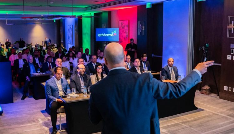 1- Clientes y representantes del sector energético durante el encuentro organizado por Refidomsa sobre el mercado petrolero y el sector eléctrico.