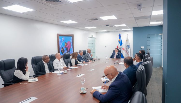 Sanz Lovatón reunido con representantes del comercio de provisiones.