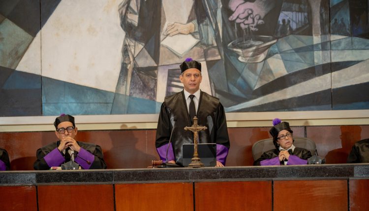 Molina habló en juramentación de abogados.