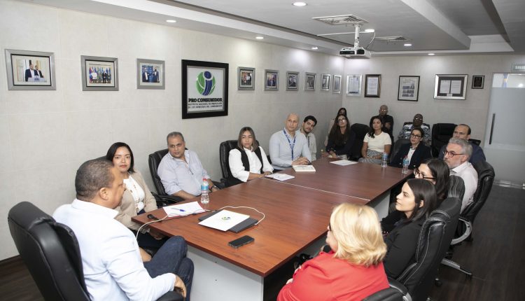 Encuentro de Pro Consumidor con representantes de supermercados.