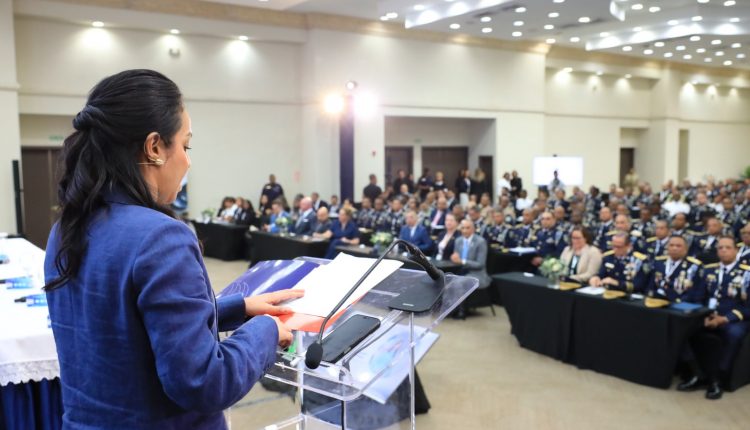 Faride Raful mientras expone en simposio sobre seguridad.