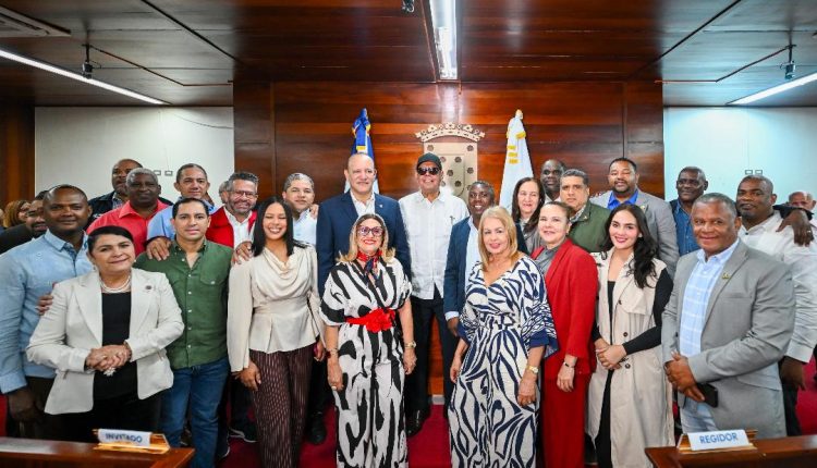 Fernando Villalona junto a regidores de Santiago.