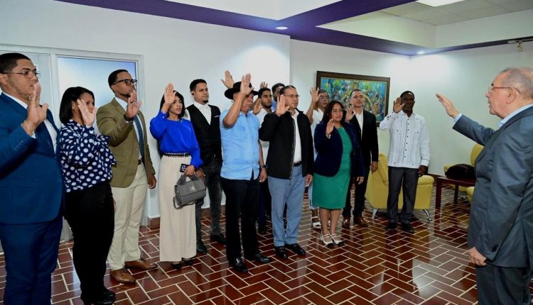 Danilo Medina juramenta a nuevos peledeistas.