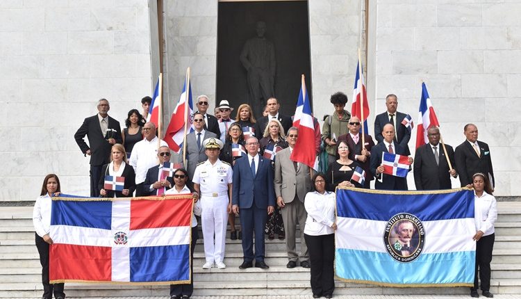 Miembros del Instituto Duartiano cuando depositan ofrenda floral.
