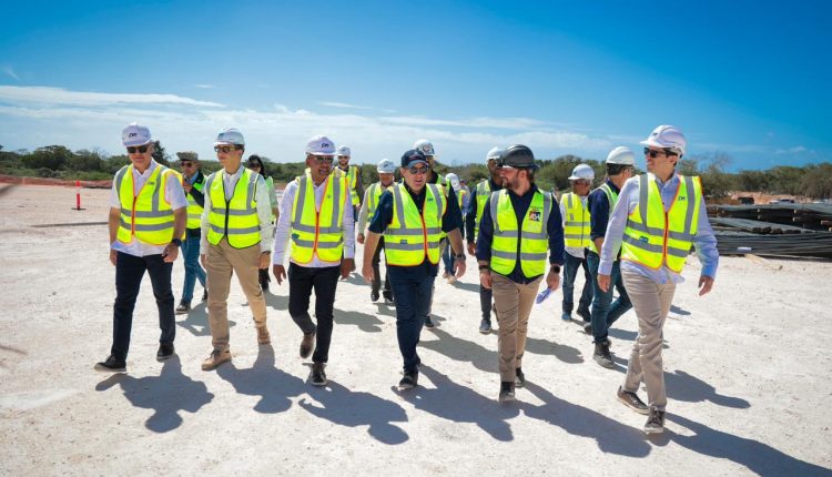 José Ignacio Paliza junto Sigmund Freund, Víctor Pichardo, Igor Rodríguez y otros miembros de la comisión, durante el recorrido por la obra.