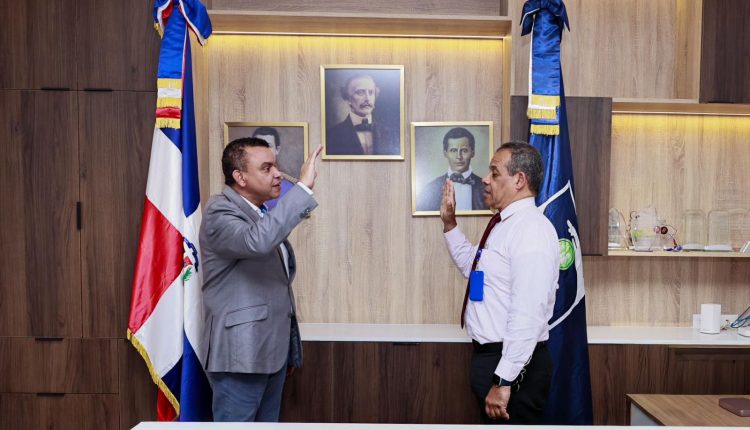 Freddy Lachapelle es juramentado por Landrón.