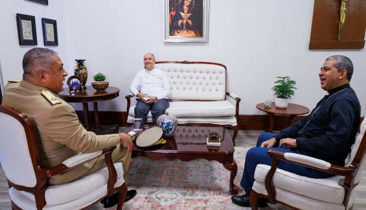 Lee Ballester, Gerardo Ramírez Paniagua y monseñor Morel Diplán.