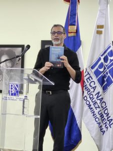 José Carvajal, presentador de la obra.
