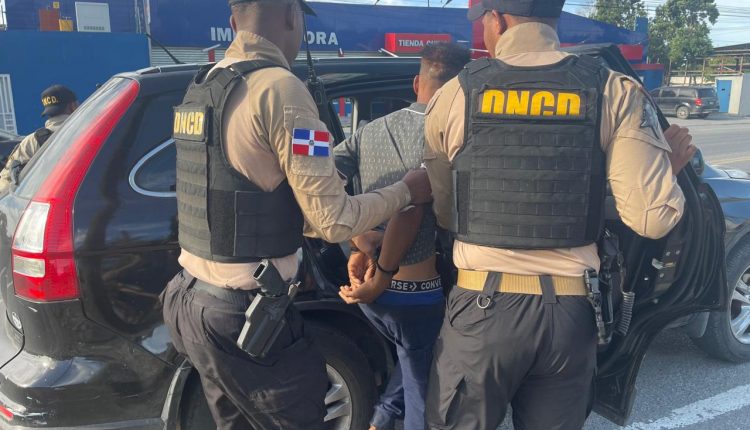Joven detenido por agentes de la DNCD.