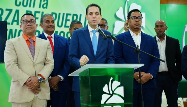 Juan Gómez junto a otros membros de Fuerza del Pueblo.