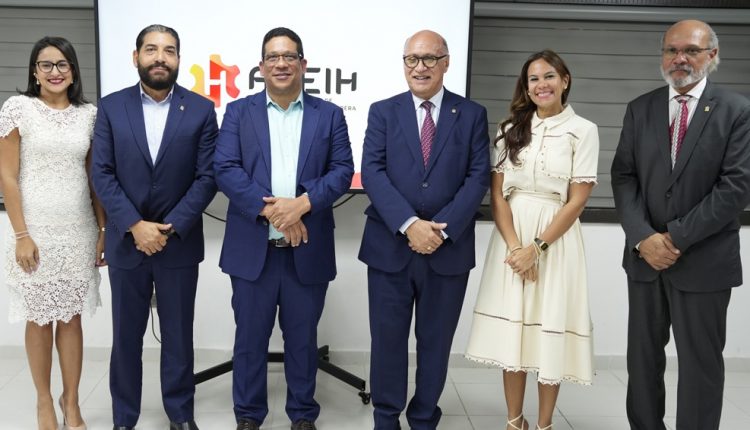 Directiva de Aneih junto a Carlos Pimentel