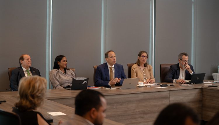 Representantes de Reputation Lab y de la Asociación de Bancos Múltiples de la República Dominicana