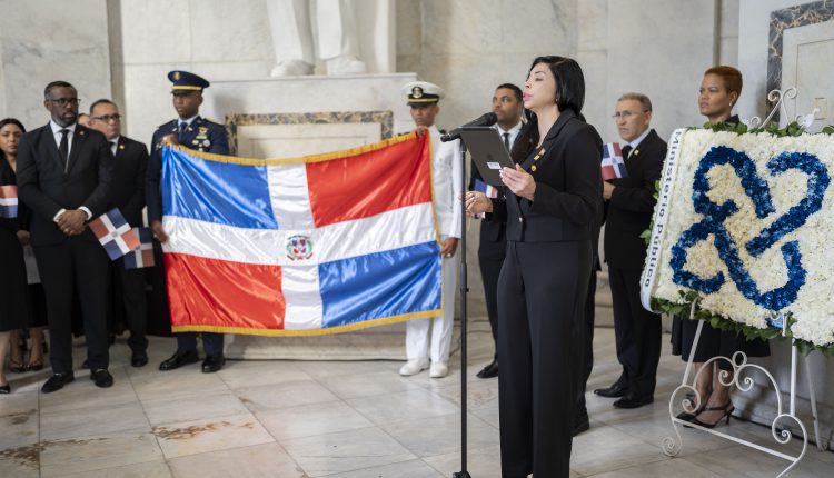 Procuradora Reynoso habla en ofrenda floral por el Día del Ministerio Público.