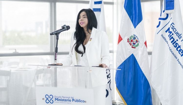 Yeni Berenice Reynoso habla en seminario de la Procuraduría General de la República.