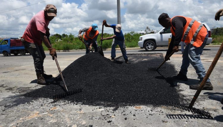 Brigada de la CAASD trabajan en asfaltado.