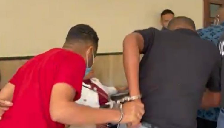 Policías en la audiencia.