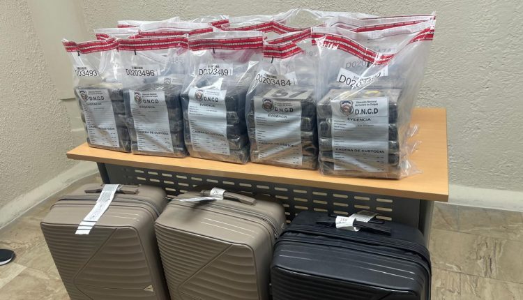 Maletas y droga incautadas en aeropuerto de Punta Cana.